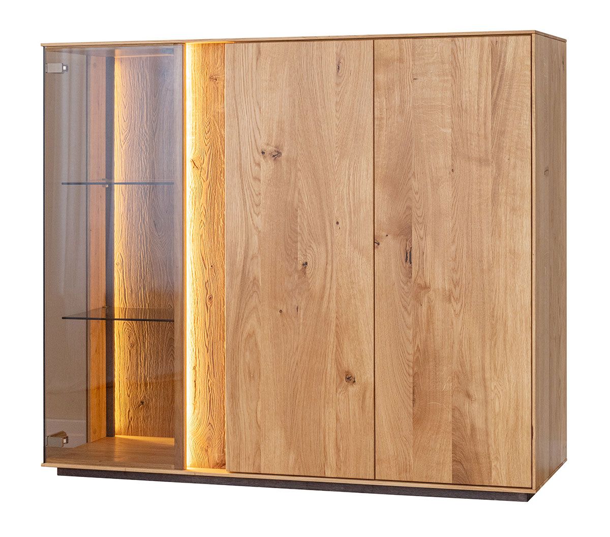 Vitrine Sienne 12 aus getöntem Glas und Massivholz Wildeiche, 115 x 135 x 37 cm, 3 Türen, 6 Einlegeböden, 9 Fächer, Holz: gebürstet, geölt, inkl. LED